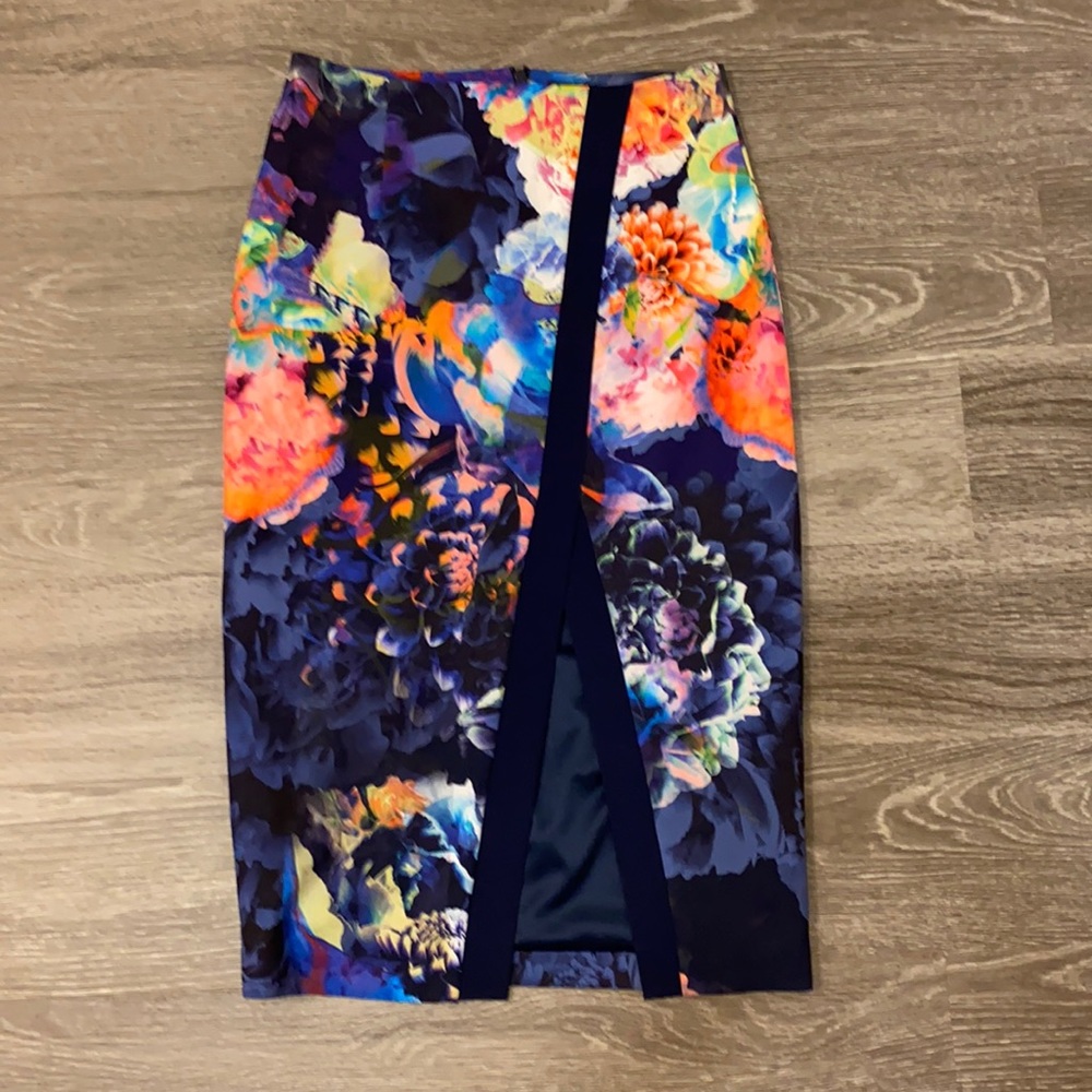 Patterned pencil skirt